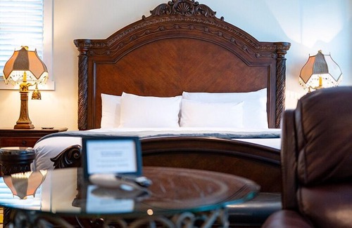 Fredericksburg Apartment | Victorian Mansion Queens Overlook | King Bed | In Town | Shared Hot Tub/Pool
