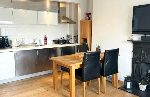 West Kensington Apartment | Victorian modern two bedrooms flat in West Kensington with London skyline view