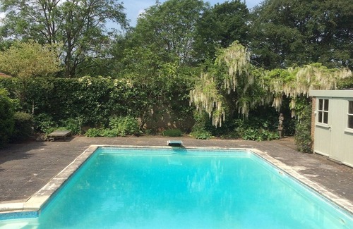 Chittoe House | Victorian Old Coach House With Superking Master Bedroom suite and Tennis Court.