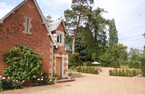 Chittoe House | Victorian Old Coach House With Superking Master Bedroom suite and Tennis Court.