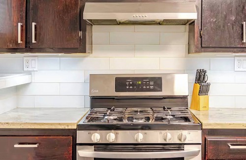 Oakland Apartment | Victorian Retreat 2Bed/1Bath, Parking, Game Room