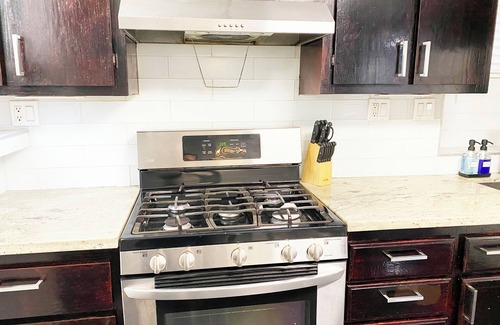 Oakland Apartment | Victorian Retreat 2Bed/1Bath, Parking, Game Room