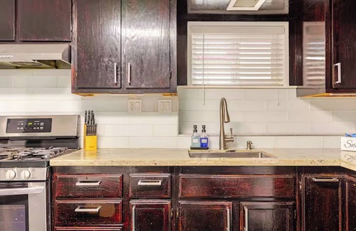 Oakland Apartment | Victorian Retreat 2Bed/1Bath, Parking, Game Room
