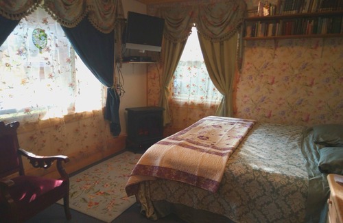 Cohoe Bed & Breakfast | Victorian Room @ Hungry Moose Bed and Breakfast