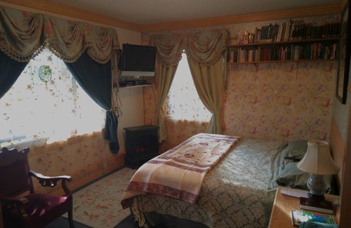 Cohoe Bed & Breakfast | Victorian Room @ Hungry Moose Bed and Breakfast