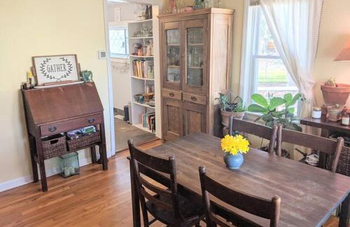 Woodfin House | Victory Garden Cottage 12 min to downtown with fire pit and