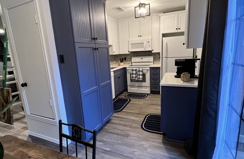 Midland House | Vida Chula - Peaceful retreat in a quiet & safe neighborhood.