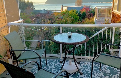 Clinton House | View Beach cottage the 'Library' Guest House, Useless Bay