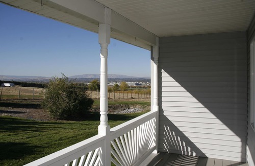 Brownstown House | View; float the Yakima River; Sleeps 8 + movable foam mattress can sleep 9.