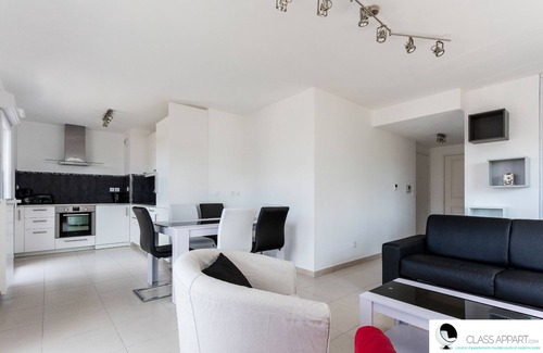 Port Marianne Apartment | View of Bassin Port Marianne: parking + terrace ☀