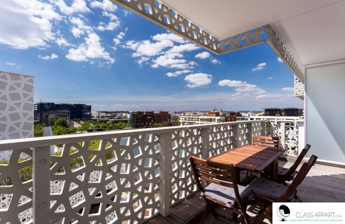 Port Marianne Apartment | View of Bassin Port Marianne: parking + terrace ☀