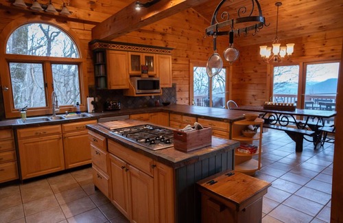 Tate House | "View on a Whim” Luxury Cabin with Breathtaking Views, Theatre, Hot Tubs, Hiking