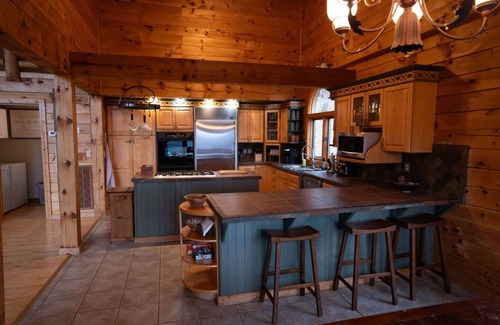 Tate House | "View on a Whim” Luxury Cabin with Breathtaking Views, Theatre, Hot Tubs, Hiking