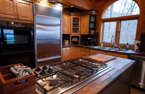 Tate House | "View on a Whim” Luxury Cabin with Breathtaking Views, Theatre, Hot Tubs, Hiking