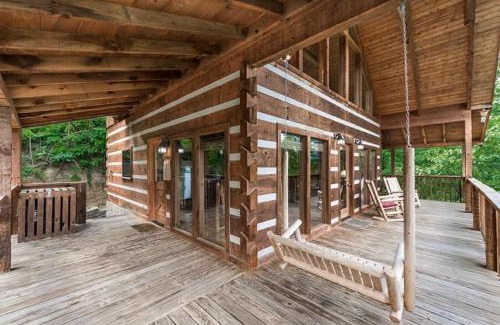 Gatlinburg - Pigeon Forge House | View! Private! Hot Tub,Pool Table,Fireplace,RELAX!