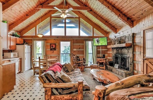 Gatlinburg - Pigeon Forge Cabin | View! Private Studio Cabin,Hot Tub,RELAX,Honeymoon