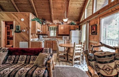 Gatlinburg - Pigeon Forge Cabin | View! Private Studio Cabin,Hot Tub,RELAX,Honeymoon