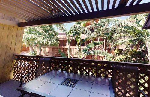 Kaunakakai House | View Room w/Seating Area, Pool w/Stunning Ocean Backdrop