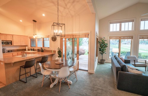 Sisters House | View stunning sunsets and enjoy cozy comfort steps from the heart of Sisters.