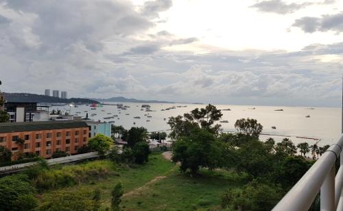 Pattaya Bay Apartment | View Talay 6 Pattaya Beach by CANDO