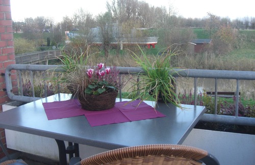 Horumersiel Apartment | View towards the North Sea and dike landscape, sunny balcony, bicycles incl.