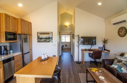 Sisters Condo | Views! 1 Blk to Town,New+Spotless, pets ok- North