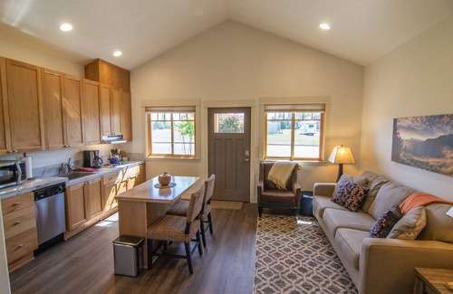 Sisters Condo | Views! 1 Blk to Town,New+Spotless, pets ok- Middle