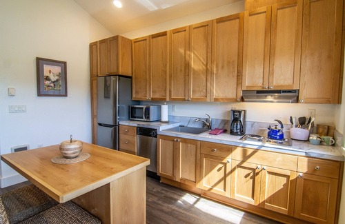 Sisters Condo | Views! 1 Blk to Town,New+Spotless, pets ok- Middle