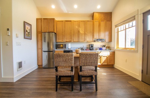 Sisters Condo | Views! 1 Blk to Town,New+Spotless, pets ok- Middle