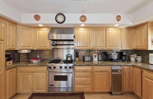 Upper Moonridge Cabin | Views at Wolf Lodge by AvantStay | Magnificent Views w/Hot Tub, Sauna, Games