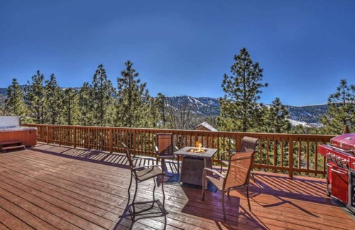 Upper Moonridge Cabin | Views at Wolf Lodge by AvantStay | Magnificent Views w/Hot Tub, Sauna, Games