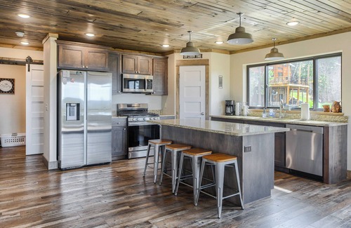 Lead Cabin | Views for Days, New Cabin Near Terry Peak Ski Area w/Hot Tub and Large Deck!