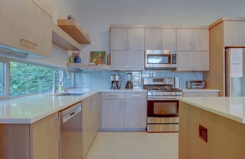 Hood River House | Views, Hot Tub, Walk To Downtown, Light & Open & Tranquil