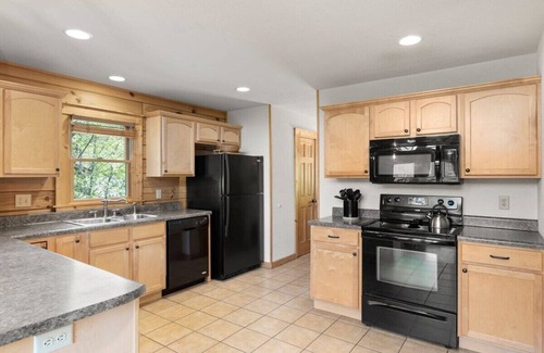 Wolf Laurel Cabin | Views | HotTub | Pool Table | Bar | Porch Swing