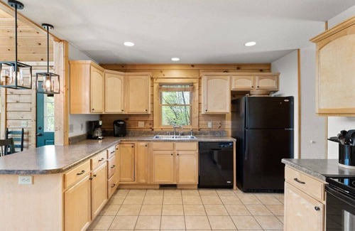 Wolf Laurel Cabin | Views | HotTub | Pool Table | Bar | Porch Swing