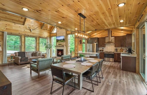Gatlinburg - Pigeon Forge Cabin | Views, Indoor Pool, Luxury Cabin, Bears