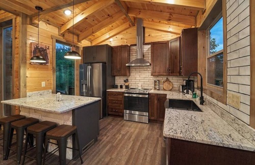Gatlinburg - Pigeon Forge Cabin | Views, Indoor Pool, Luxury Cabin, Bears