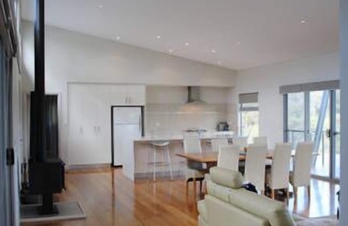 Yallingup House | Views of Redwall Valley and close to beaches and wineries.