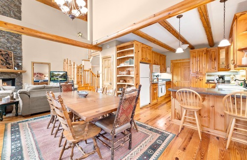 Helen Cabin | VIEWS of the Appalachian MTN in cozy cabin w/HOT TUB