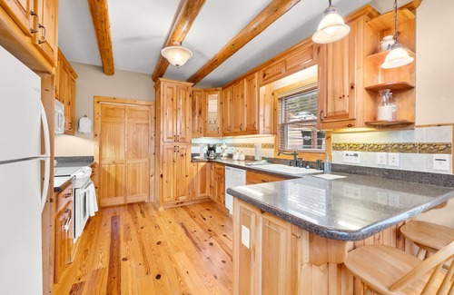 Helen Cabin | VIEWS of the Appalachian MTN in cozy cabin w/HOT TUB