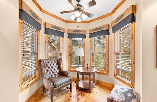 Helen Cabin | VIEWS of the Appalachian MTN in cozy cabin w/HOT TUB