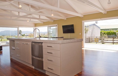Matarangi Cottage | Views on Matarangi - Matarangi Holiday Home