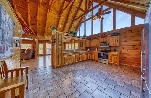 Gatlinburg - Pigeon Forge Cabin | Views! Sleeps 16! 4bed 4bath. 5 Min to Pigeon Forge!