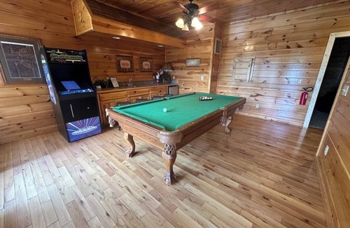 Gatlinburg - Pigeon Forge Cabin | Views! Sleeps 16! 4bed 4bath. 5 Min to Pigeon Forge!