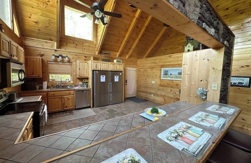 Gatlinburg - Pigeon Forge Cabin | Views! Sleeps 16! 4bed 4bath. 5 Min to Pigeon Forge!
