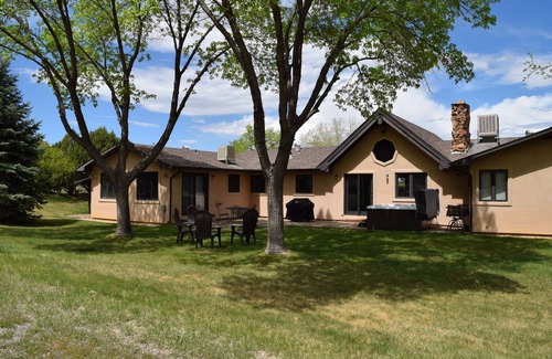 Redlands House | Views+, Spacious Home, Hot Tub, Ski/Hike/Golf, base of the CO Nat'l Monument!