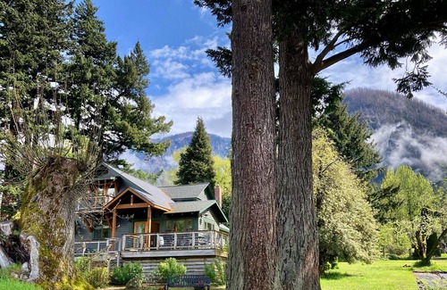 Cascade Locks House | VIEWS! Stunning riverfront property-hiking and waterfalls nearby! Pet friendly!