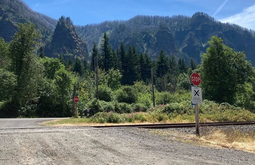 Cascade Locks House | VIEWS! Stunning riverfront property-hiking and waterfalls nearby! Pet friendly!