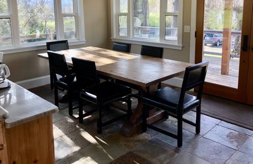 Cascade Locks House | VIEWS! Stunning riverfront property-hiking and waterfalls nearby! Pet friendly!
