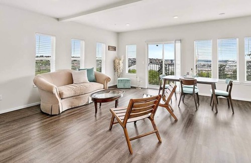 Eastside Condo | Views! Top floor, corner A/C - Bay and mtn views!